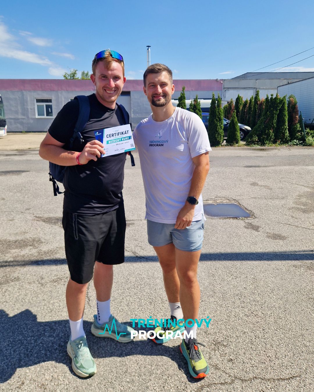 Tréner odovzdáva certifikát