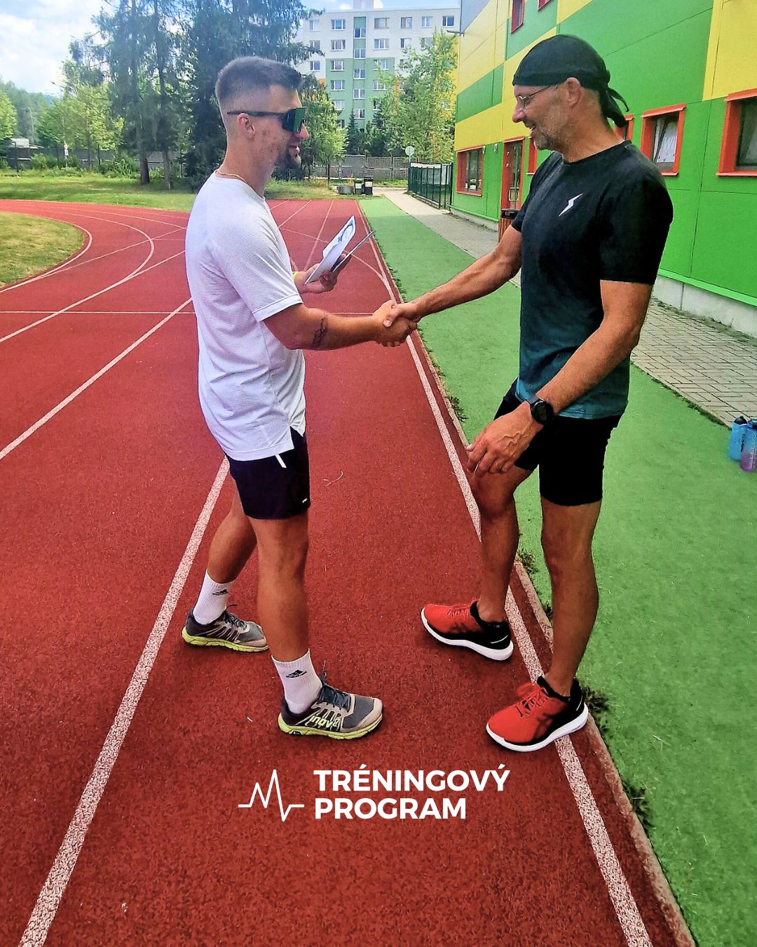 Tréner a bežec — podanie ruky